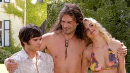Rabenmutter Jane (NIna Hoss) schleift ihren Teenager-Sohn Bruno (Thomas Drechsel, li.) mit in eine Hippie-Kommune, wo er Bekanntschaft mit ihrem derzeitigen Lover (Simon Boer) machen muss.