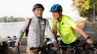 Bild: WDR/Ben Knabe Dr. Eckart von Hirschhausen ist auf dem Rad unterwegs mit dem Komiker und Ausdauersportler Wigald Boning.