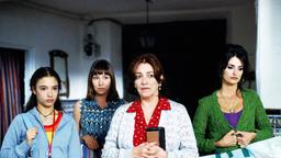 Raimunda (Penelope Cruz, re.), ihre Tochter Paula (Yohana Cobo, li.) und ihre Schwester Sole (Lola Duenas, 2. v. li.) haben die offiziell für tot gehaltene Irene (Carmen Maura) wieder getroffen.