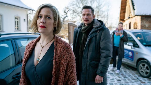 Bild: NDR/Alexander Fischerkoesen Rainer (Till Firit) befragt Dana Bernard (Stephanie Japp).