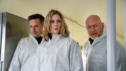 Rainer Witt (Till Firit), Ellen Norgaard (Rikke Lylloff) und Holm Brendel (Rainer Sellien) untersuchen den Tatort