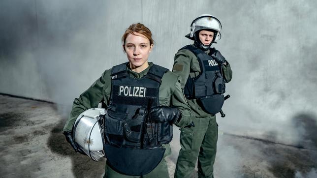 Rebecca Henselmann (Magdalena Laubisch) will, ebenso wie Christoph Laurin (Max von der Groeben), als gute und erfolgreiche Polizistin Karriere machen.