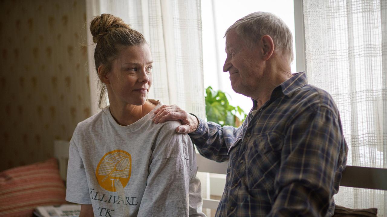 Rebecka Martinsson (Sascha Zacharias) hängt an ihrem Onkel Sivving (Lars Lind).