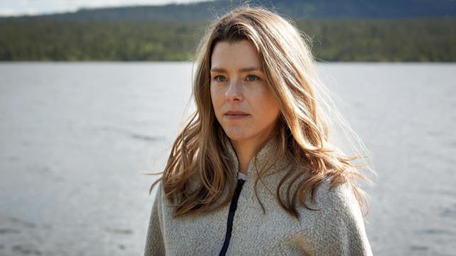 Bild: Yellow Bird/ARD Degeto/Johan Paulin Rebecka Martinsson (Sascha Zacharias) hat sich für ihre Heimat entschieden.
