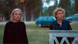 Rebecka Martinsson (Ida Engvoll) und Kommissarin Mella (Eva Melander) ziehen an einem Strang.