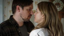 Rebecka (Sascha Zacharias) und Krister (Jakob Öhrman) kommen sich wieder nahe.