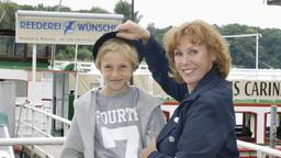 Reederin Astrid Wünsche (Gaby Dohm) mit ihrem Enkel, dem "Nachwuchskapitän" Toby (Justus Kammerer).