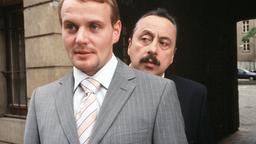 Referent Delbrück (Devid Striesow, li.) präsentiert Erwin Strunz (Wolfgang Stumph) seine Bodyguards.