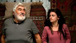 Marcus Schwartz (Mario Adorf) und die junge Deutschtürkin Gül (Katharina Derr)