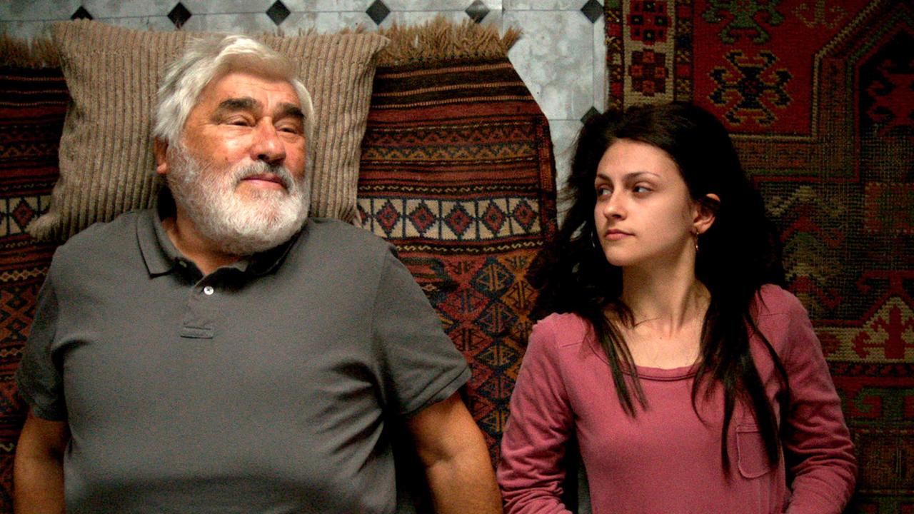 Marcus Schwartz (Mario Adorf) und die junge Deutschtürkin Gül (Katharina Derr)