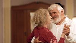  Marcus (Mario Adorf) und Ethel (Hannelore Elsner) beim gemeinsamen Tanz.