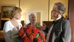 Regina (Ruth Drexel, Mitte) beobachtet argwöhnisch, dass Breitwieser (Gerd Anthoff) Antonia (Uschi Glas) plötzlich Blumen überbringt.