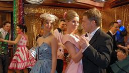 Regisseur Büffel (Christoph Waltz) tanzt mit Juliane (Lisa Martinek, Mitte) und wird von Schauspielerin Jacqueline (Suzan Anbeh) beobachtet.