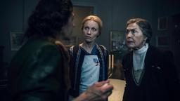 Reichskristallnacht in Berlin: Martha (Thekla Carola Wied, re.) und ihre Haushälterin Luise (Lana Cooper) können kaum glauben, was Käthe (Katinka Auberger, li.) ihnen berichtet.