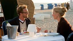 Reiff für die Insel – Katharina und die Dänen: Katharina (Tanja Wedhorn) mit Jonas Mikkelsen (Maximilian Brückner) am Strand.