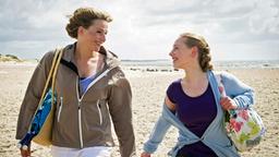 Reiff für die Insel: Katharina (Tanja Wedhorn) und ihre Tochter Nele (Lotte Flack) genießen die Zeit am Nordseestrand.