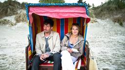Reiff für die Insel: Katharina Reiff (Tanja Wedhorn) mit Sebastian(Tim Bergmann) im Strandkorb.