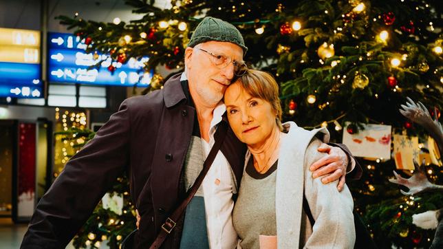 Bild: ARD Degeto/Gordon Mühle Rentner Karl (Ernst Stötzner) verheimlicht etwas vor seiner Frau Charlotte (Ruth Reinecke).
