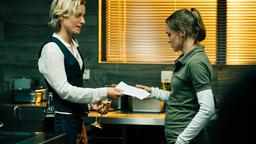 Restaurantchefin Silke Steiner (Lana Cooper) scheint zufrieden mit Lenis (Anke Retzlaff) Leistung als Spülhilfe zu sein.