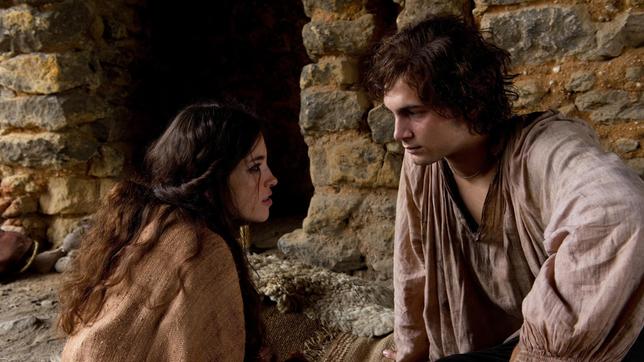 Bild: ARD Degeto/Ziegler Film Richard (Samuel Schneider) fühlt sich zu der Zigeunerin Saviya (Helen Woigk) hingezogen.