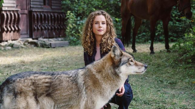 Rike (Klara Deutschmann) macht bei einem Ausritt eine unerwartete Begegnung: Für einen Moment taucht ein Wolf auf