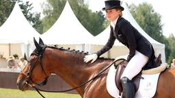 Rike (Klara Deutschmann) startet mit Jacomo beim Dressurreiten