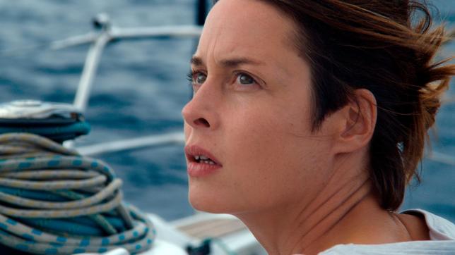 Bild: WDR/Benedict Neuenfels Rike (Susanne Wolff) sticht alleine mit ihrem Segelboot in See.