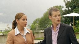 Rita (Simone Thomalla) befindet sich auf einem "Benimm-Seminar" am Comer See und bekommt überraschend Besuch von ihrem Verlobten Paul (Steffen Wink).