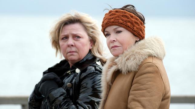 Rita Mahlow (Ramona Kunze-Libnow, li.) bittet Karin Lossow (Katrin Sass, re.) um Hilfe.