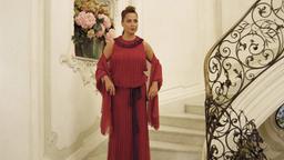 Rita (Simone Thomalla), sonst immer schrill und flippig gekleidet, präsentiert ihr neues Abendkleid.
