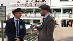 Robert Böwe (Pascal Goffin) geht ganz unauffällig als Passagier an Bord. Merkt der erste Offizier (Jakob Schmidt) womöglich, dass etwas nicht stimmt?