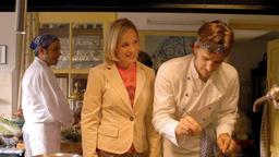 Robin (Eva Meier) kommt recht häufig in die Küche, um Felix (Max von Thun) beim Kochen zuzusehen.