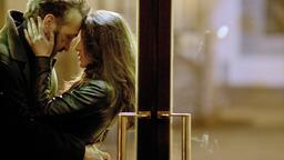 Rocco (Marco Giallini) und Caterina (Claudia Vismara) sind sich privat deutlich näher gekommen.