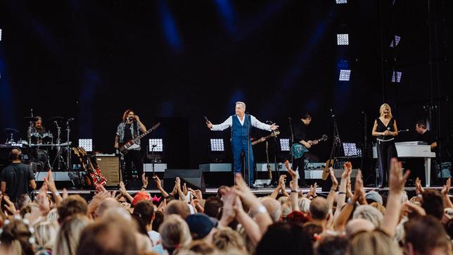 Bild: MDR/Semmel Concerts/Frank Embacher Roland Kaiser beim Konzert 2022 am Elbufer in Dresden
