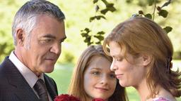 Rolf (Michael Greiling) und seine Tochter Natalie (Maria Burghardt) wollen, dass Anna (Ursula Buschhorn, re.) wieder zu ihnen zurück kommt.