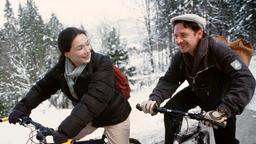 Roman (Max Tidof) unternimmt mit Barbara (Julia Stemberger) eine Radtour.