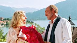 Roman (Miguel Herz-Kestranek) verwöhnt Hanna (Eva Habermann) mit dem Geschenk eines wunderschönen Kleids.