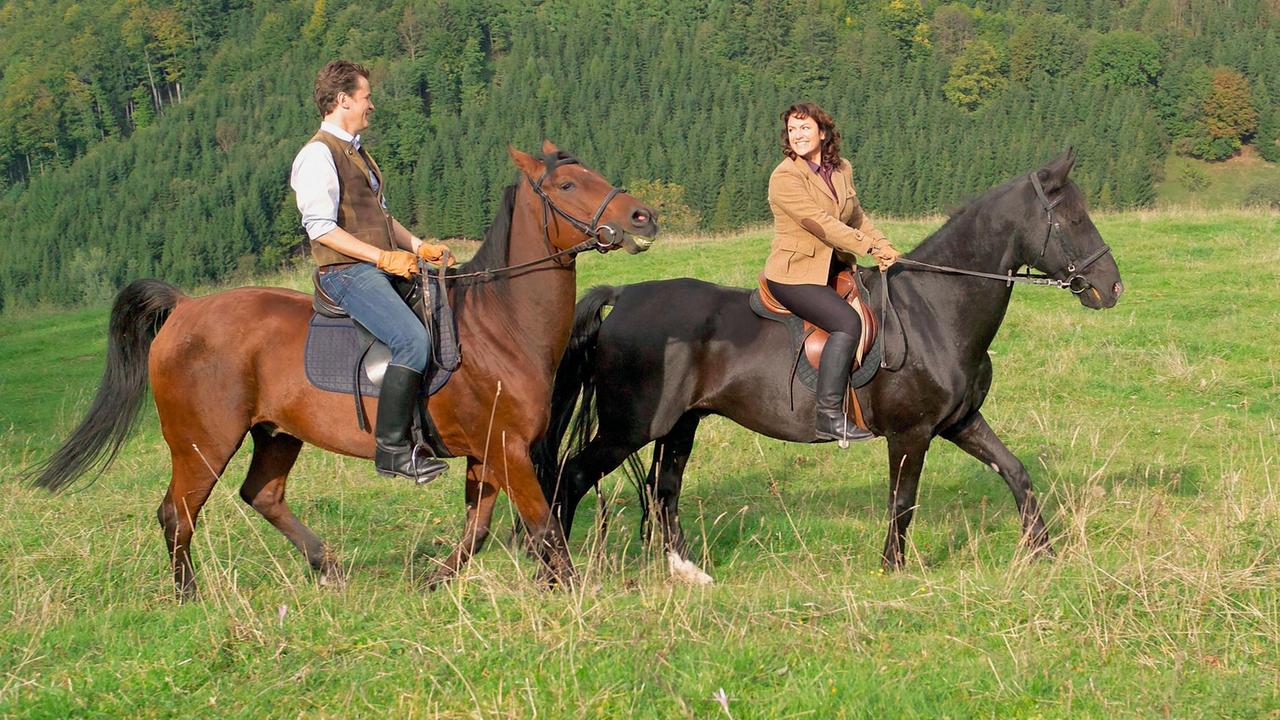 Romantik pur: Johanna (Christine Neubauer) beim Ausritt mit ihrer großen Liebe Laurenz (Timothy Peach).