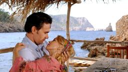 Romantik pur: Karla (Tina Ruland) hat sich in den charmanten Pedro (Giulio Ricciarelli) verliebt.