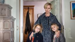 Rosas ahnungslose Tochter Trixi (Sabine Waibel) gerät mit ihren Kindern Henry (Felix Staudigl) und Emma (Marie Hafner) in ein Schlamassel.