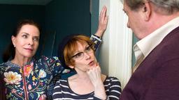 ENDSTATION GLÜCK: Rosina (Gudrun Landgrebe) und Luise (Barbara de Koy) sind entschlossen, den eigensüchtigen Arthur (André Jung) nicht in die Wohnung reinzulassen.
