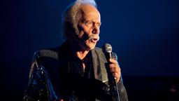 Rudi (Tilo Prückner) gibt bei der Ü40 Single-Party den strahlenden Conferencier.