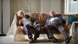 Rudi (Tilo Prückner) und Krause (Horst Krause) renovieren bis zum Umfallen.