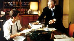 Rudy Baylor (Matt Damon, li.) geht bei dem zwielichtigen „Bruiser“ Stone (Mickey Rourke) in die Lehre.