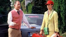 Rüdiger Meier (Frank Röth) ist nicht begeistert, dass seine Gattin Burkharda (Barbara Wussow) ohne ihn auf eine Kreuzfahrt geht.