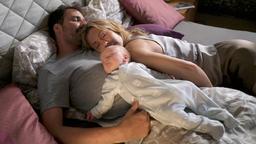 Ruhe vor dem Sturm: Sami (Marcel Mohab, li.) und Luise (Wolke Hegenbarth, re.) schlafen mit dem gefunden Baby ein.