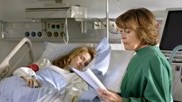 Ruth (Thekla Carola Wied, re.) besucht ihre Tochter Lea (Chaira Schoras) im Krankenhaus.