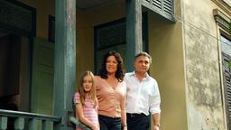 Sabine (Christine Neubauer), Christof (Bernhard Schir) und ihre Tochter Emma (Hanna Heile) nehmen ihr neues Haus in Augenschein.