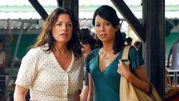 Sabine (Christine Neubauer) und ihre Freundin Lilly (Minh-Khai Phan-Thi) entdecken auf einem Markt den Dieb, der Sabine ausgeraubt hat.