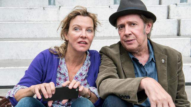 Bild: NDR/Sandra Hoever Sabine (Margarita Broich) und Pastor Book (Jan Fedder) überdenken ihre gemeinsame Zukunft.
